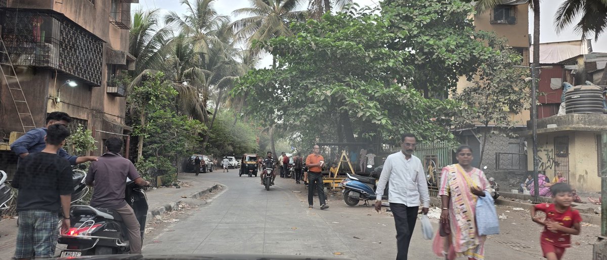 ameya1304's tweet photo. @MTPHereToHelp  hand cart is obstructing the entire lane of  narrow road near BMC Colony Road, Kurla E  The parallel road is completely excavated for repairs, leading to daily conflicts between vehicles traveling in opposite directions. Could this obstruction be removed? https://t.co/97IKrPoTLP