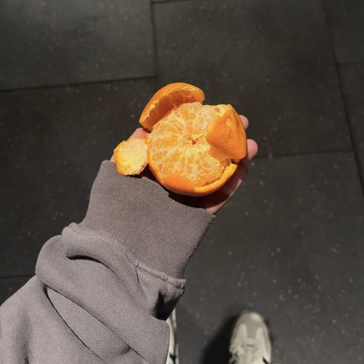 unuui0's tweet photo. لأن تمارين اليوم خفايف قررت يكون سناكي 🍊 https://t.co/f1tNhzivh9