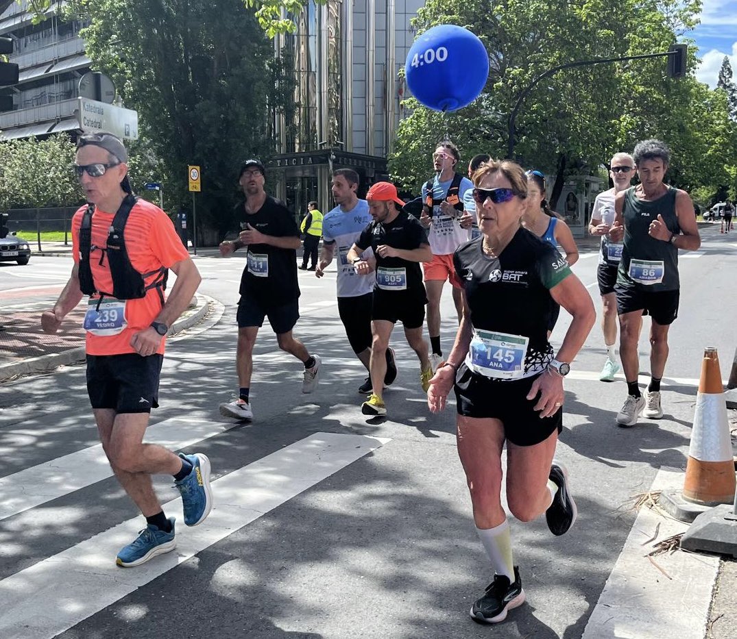 vitoriagasteiz's tweet photo. 🏃🏼🏃🏼‍♀️👏🏻 42,195 kilometroko ahaleginaren saria Martin Fiz Maratoiko parte-hartzaileak helmugara iritsi eta Ana López de Uralde #Kirol zinegotziak txapeldunei dominak eman izana da 🥇🥈🥉#VitoriaGasteiz #lasterketak #maratoia 

🏃🏼🏃🏼‍♀️👏🏻 El esfuerzo de los 42,195 kilómetros tiene su recompensa con la llegada a meta de las y los participantes en la #Maratón Martín y en la entrega de medallas a las y los campeones por parte de la concejala de #Deporte, Ana López de Uralde 🥇🥈🥉#atletismo #Vitoria