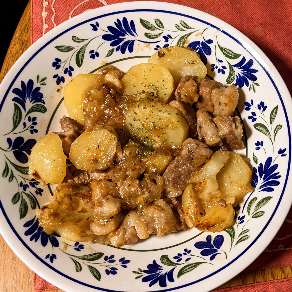 今夜は豚バラを使って洋風肉ジャガ的な何かを作った。1時間煮込んで肉