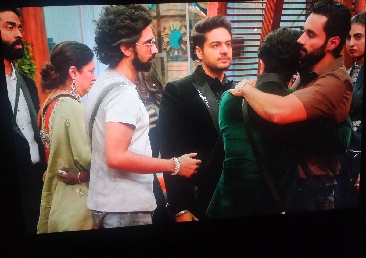 grasstreedev's tweet photo. Currently at #bb19 ep 77 📺

First Baseer, now #AbhishekBajaj has been evicted according to convenience.. 🎭

They had already decided top 5 at this point and Abhishek wasn't in the plans 🙁
He was one of the most engaging contestants in the show. 

In last 3 weeks they kept taunting him, portraying him as dumb and bringing up his past to silence him. 
When that didn’t work, they just had to get him out somehow. 🚪

Last season it was digvijay, now Abhishek... 💔
now BB rules are used only to keep their favourites and dump “out of syllabus” contestants according to convenience. 🎬

Even #FarhanaBhatt was sad for him.. here
#PranitMoore well played here👏