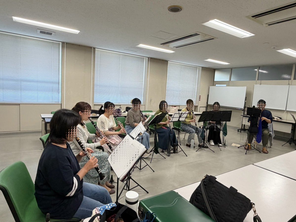 aisaiwind's tweet photo. 今日はクラリネットがパート練習をしました🔥今回のジョイコンに向けて曲やウェルカムで演奏するアンサンブル、楽器紹介など色々な練習をしました✊クラリネットあるあるで今回も連符が多いので練習頑張ります！

#吹奏楽　#クラリネット　#大募集　#団員募集　#バスクラ https://t.co/5yuv8DQzCH