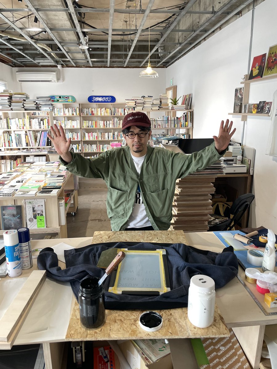 books_styles's tweet photo. 連日盛況のシルクスクリーン印刷体験ワークショップ、本日のゲストはこの方。
ゴッチ from ASIAN KUNG-FU GENERATION

私物のアウター2着持ち込んでの挑戦。 https://t.co/OgR93WVwri