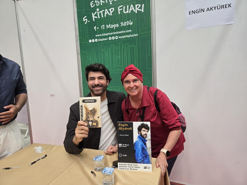 EnginAkyurekES's tweet photo. En la firma de libros de Engin Akyürek en Eskişehir #EnginAkyūrek #Eskişehir https://t.co/fJO0iQxHoV
