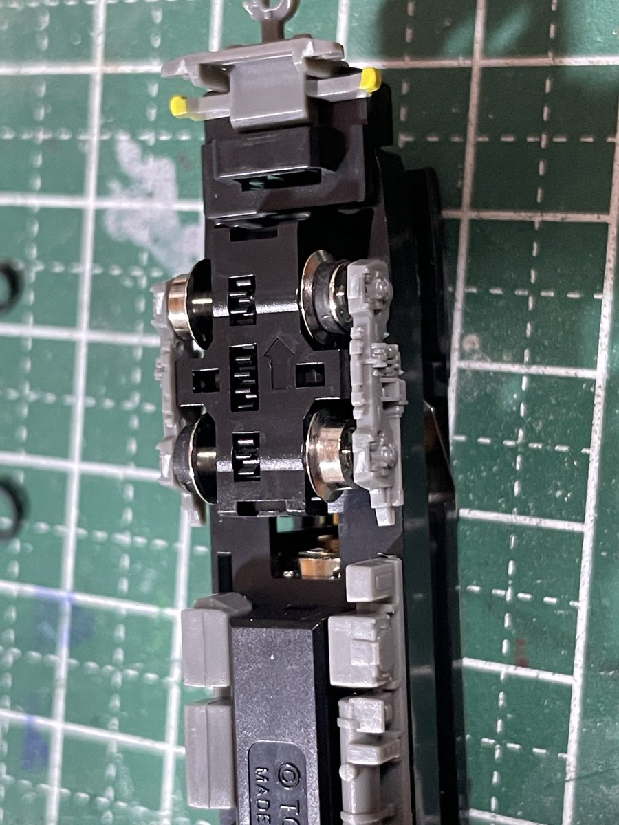 Hamotetsu432's tweet photo. #鉄道模型
#鉄道コレクション
劣化していたトラクションタイヤを交換しました…。
しかしながら、小径車輪用のトラクションタイヤの販売を見つけられず、熱収縮チューブで代用しました。
…多分大丈夫のはず…問題なく走ってるし。
（試しにKATOの最小4φで試しましたが案の定デカくて脱げました。） https://t.co/srs2mZeh9H