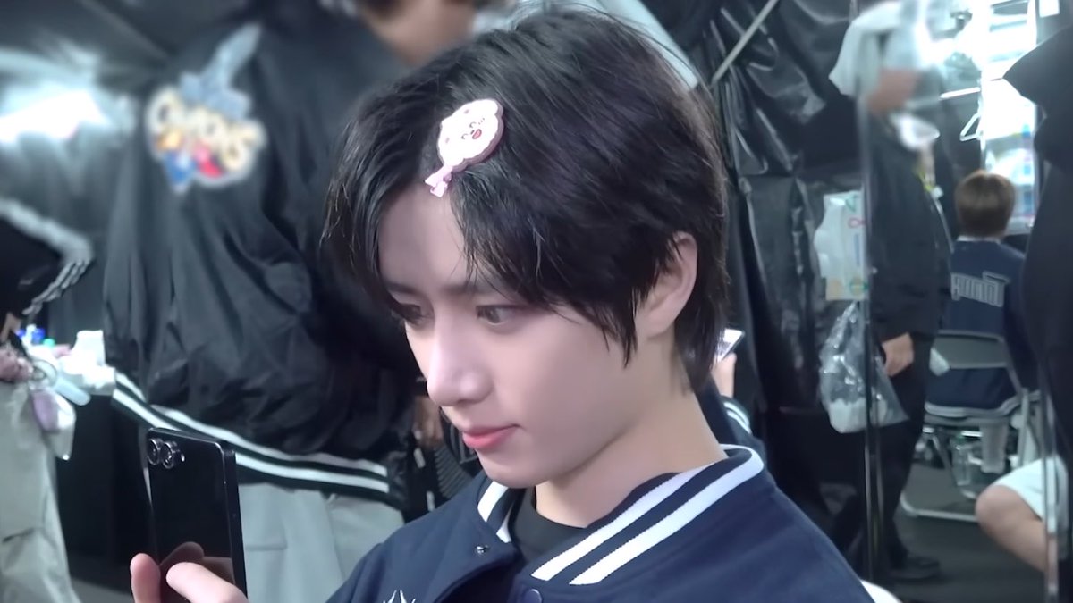 huerigyu's tweet photo. please never stop putting beomgyu in cutesy hairpins!!!  ໒꒰ྀི ⸝⸝>  ̫ <⸝⸝ ꒱ྀིა https://t.co/GAq1zv8ZbY