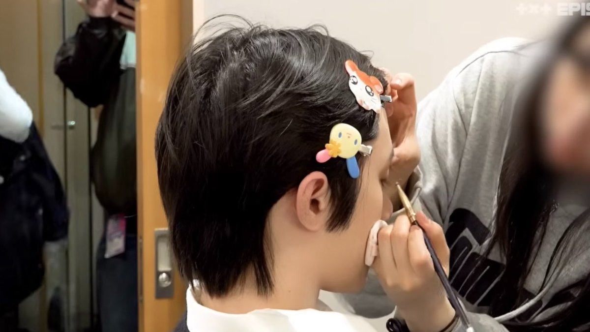 huerigyu's tweet photo. please never stop putting beomgyu in cutesy hairpins!!!  ໒꒰ྀི ⸝⸝>  ̫ <⸝⸝ ꒱ྀིა https://t.co/GAq1zv8ZbY