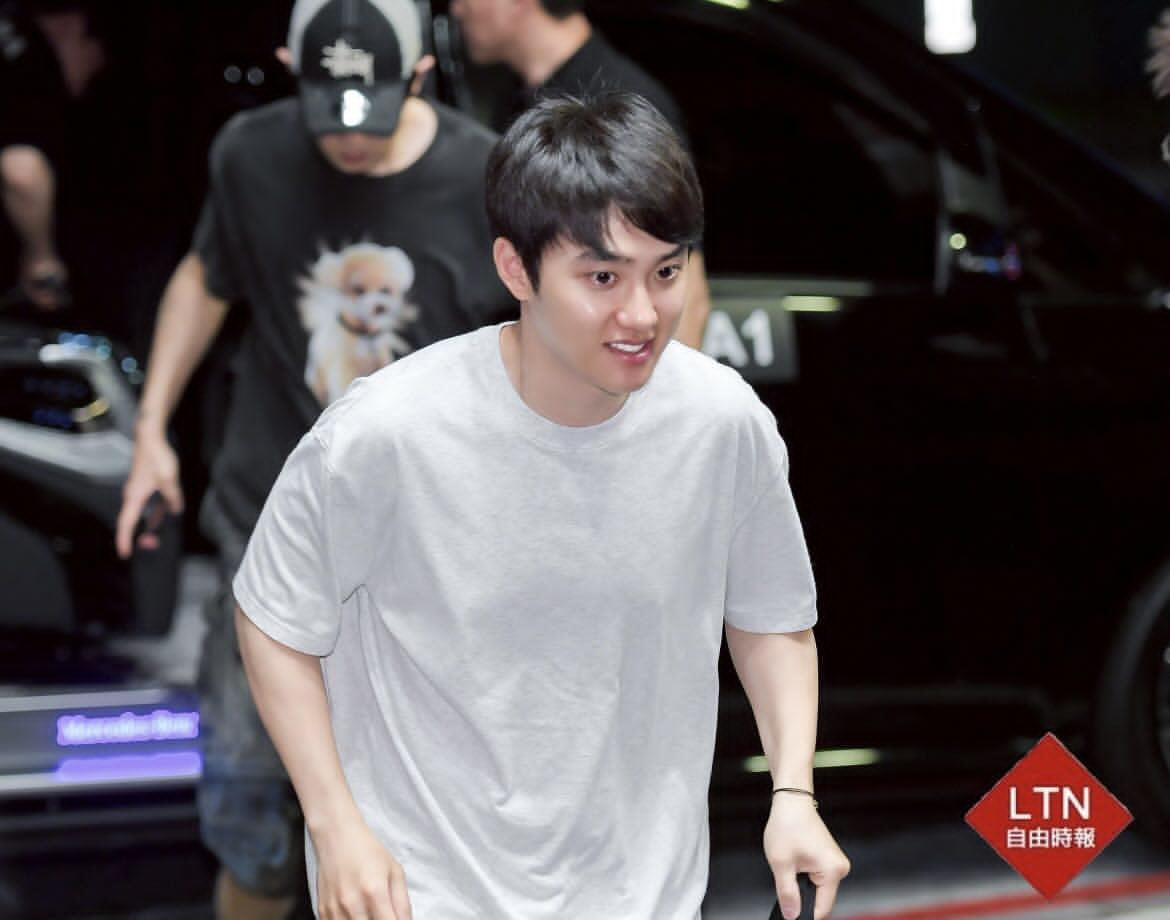 Habis konser lanjut makan bersama #EXO &amp; staff