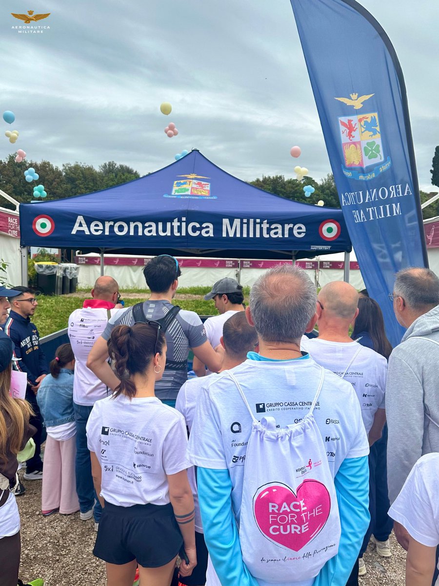 ItalianAirForce's tweet photo. Anche l’#AeronauticaMilitare alla #RacefortheCure 2026 per sostenere la ricerca e la prevenzione del tumore al seno.
Oggi il #CapoSMA, Gen. S.A. Antonio Conserva, ha visitato il nostro spazio espositivo incontrando la Squadra di Ginnastica Ritmica e gli atleti del Centro Sportivo https://t.co/vDoCeLOEvb