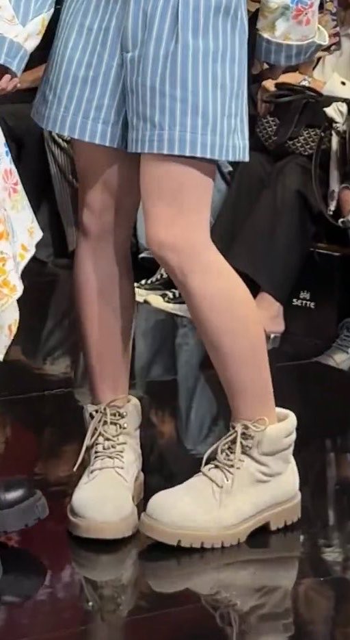 จริตพ้อยขาได้มาจากใครไม่ต้องสืบ ถ้าเธอเป๊ะชั้นก็เป๊ะ555555555555555555555555555555👄

KNPTFO CENTRAL SUMMERBOY
#ลูกรักพี่เซ็นทรัล