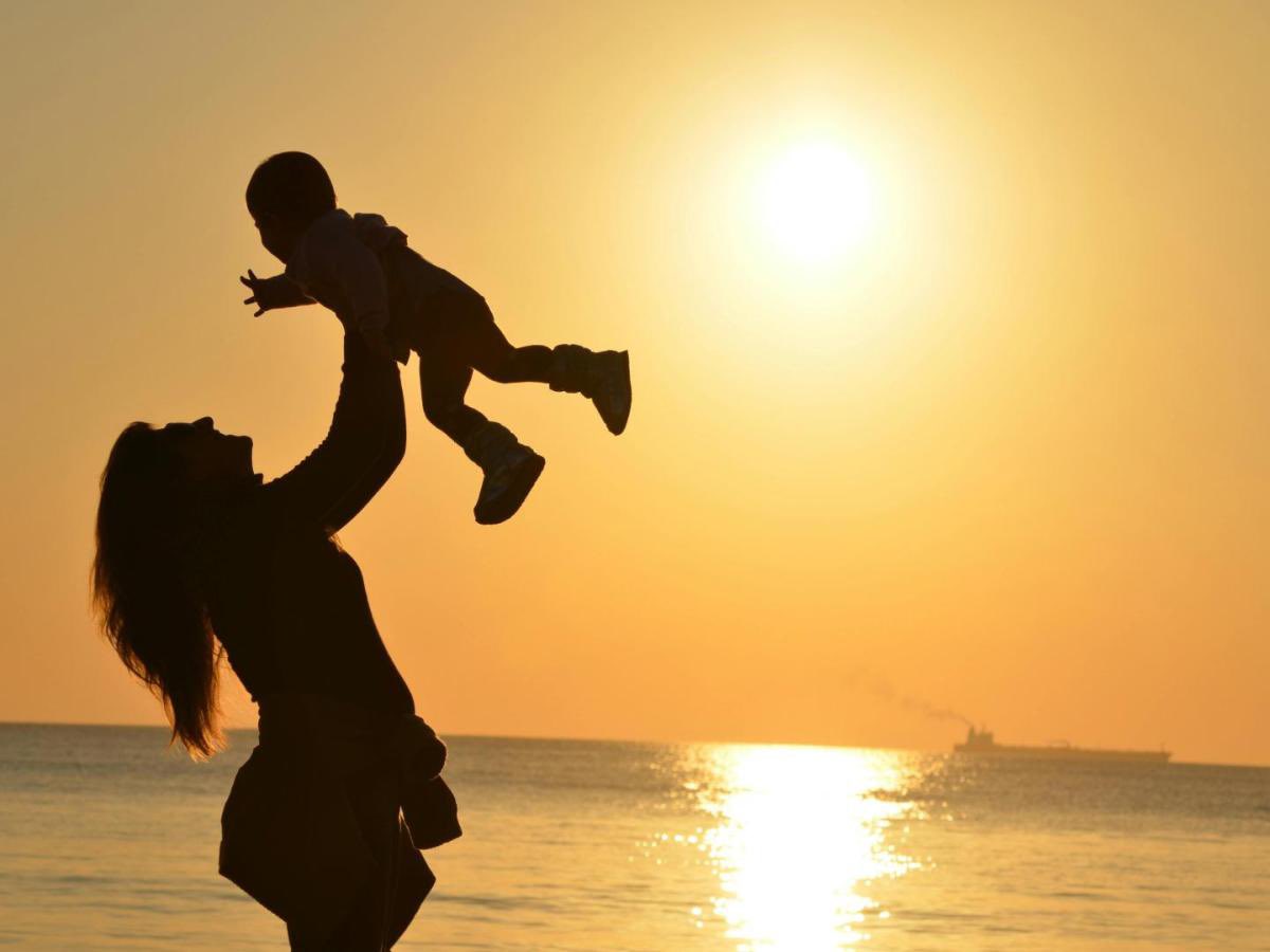 amylkaracosta's tweet photo. FELIZ DÍA DE LA MADRE!

La madre no envejece jamás. Solo cambia de lugar en la memoria. Permanece intacta en la voz que llama por el nombre completo cuando la vida se descarría y en las manos invisibles que todavía acarician el Alma, aún cuando ya no esté. https://t.co/JW8HW2QFOM