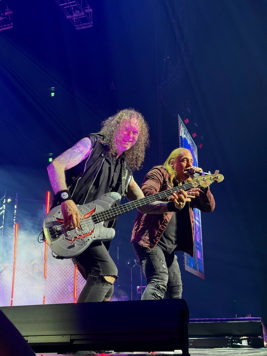 experience0013's tweet photo. HELLOWEEN、🇯🇵ツアーFINALを見届ける事ができました！熱気が凄くて、終演後はヘトヘトになってしまいましたが、それだけ良いライブだったので最高の気分です🤘🎃🔥

#HELLOWEEN https://t.co/nKd1SZD4N4