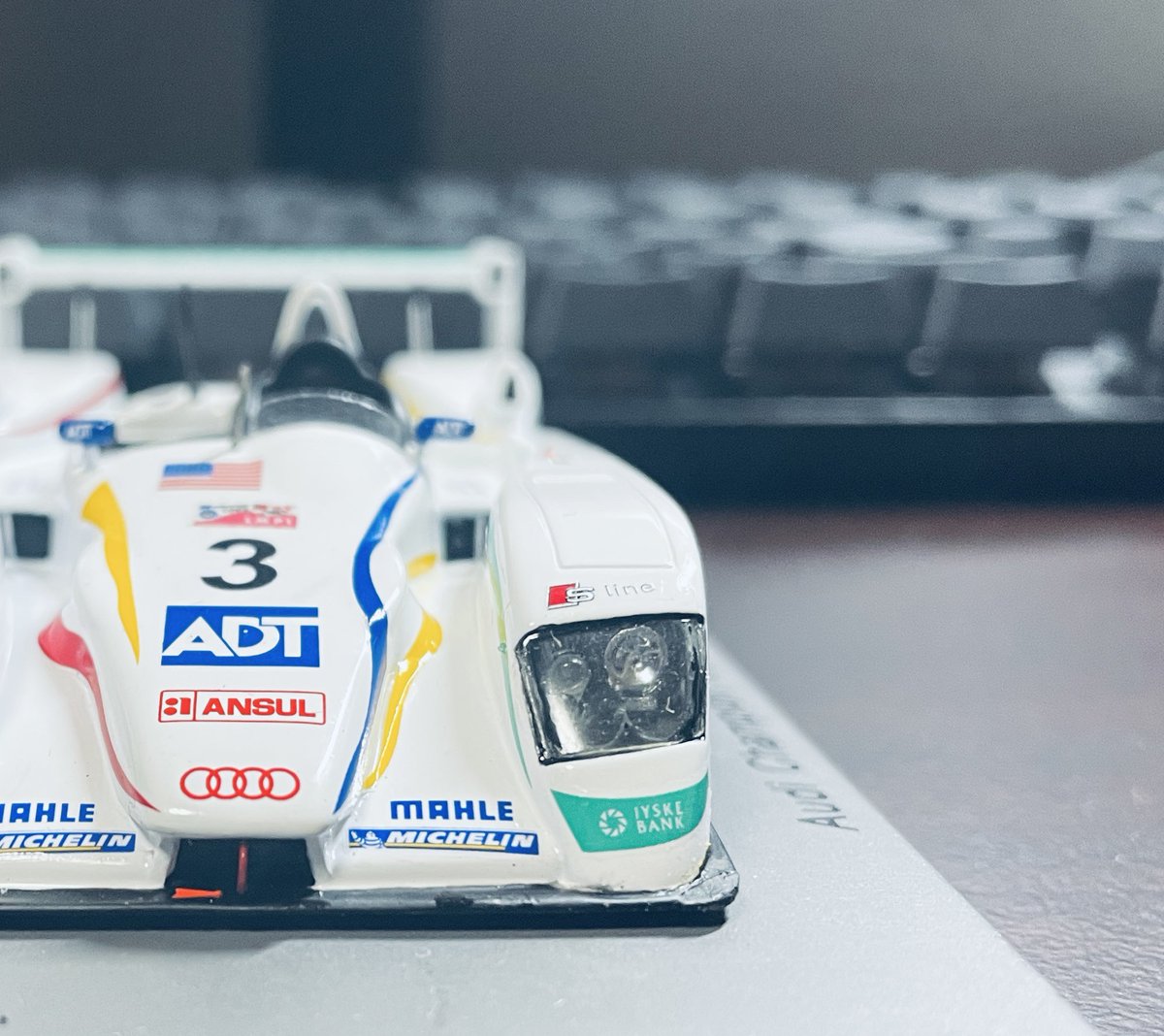スパークモデル 1/43 スケール Audi Champion racing Audi R8 #3 LM