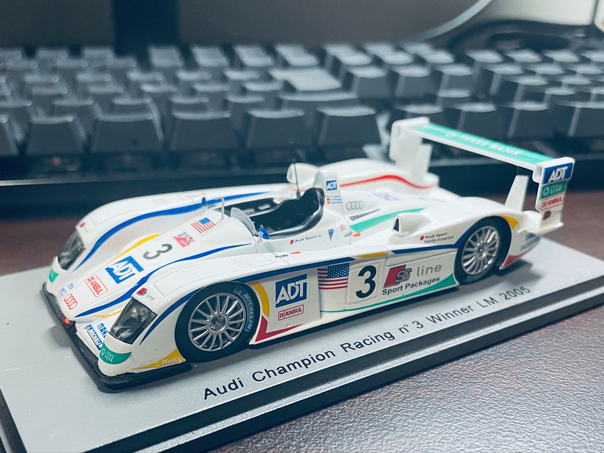 スパークモデル 1/43 スケール Audi Champion racing Audi R8 #3 LM