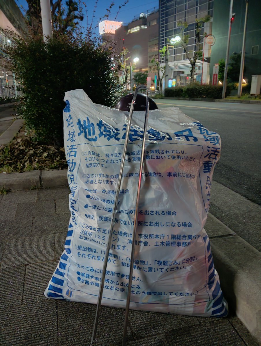 KytI7eS2rlpzcb4's tweet photo. 宝くじ売り場周りに年末ジャンボのハズレくじ40枚がバラ撒かれて捨てられていました😥
捨てた人、今年の年末もハズレ確定ですね😆
宝くじ売り場の人も掃除しないのだろうか？
おかげで今日もたくさん『運』を拾え���した✨
#宝くじ #八尾市 #ボランティア #ゴミ拾い #Pirika  #SDGs https://t.co/tuzFb6peqM