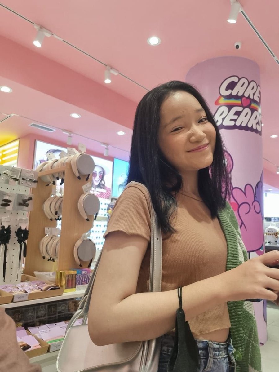 Tolong izin loloskan minInfo orang hilang!
Nama : Najeela ramadhani
Umur : 19th
Jenis kelamin : perempuan
2x24 jam belum pulang dan tdk bisa dihubungi, kondisi hp mati (tdk bs terdeteksi) trakhir meninggalkan rumah jumat, 8 mei sekitar 17.30 info sekitar pergi membawa koper dan