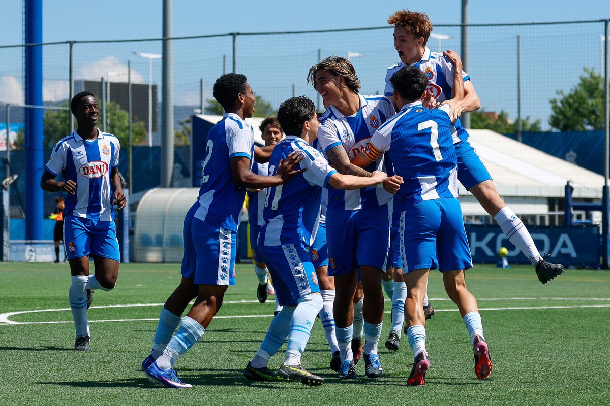 RCDE_La21's tweet photo. RESULTAT FINAL: 

Juvenil B 4-2 Girona FC
⚽️⚽️ José 
⚽️⚽️ Polli 

Quin tram final de temporada, pericos! 👏
#RCDE #La21 https://t.co/3VFeYYUKzx