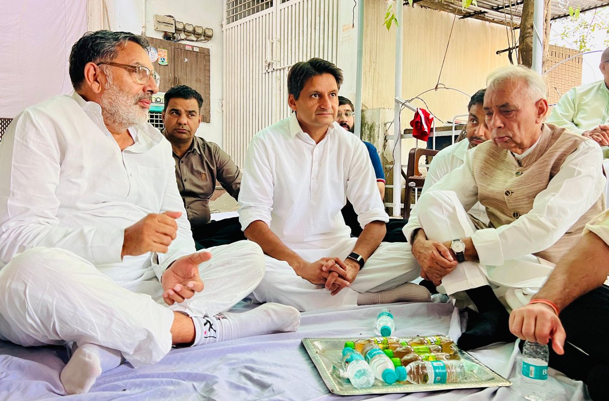 DeependerSHooda's tweet photo. वरिष्ठ किसान नेता युद्धवीर सिंह जी की माताजी के निधन पर आज उनके महिपालपुर, दिल्ली निवास पहुंचकर श्रद्धांजलि अर्पित की और शोकाकुल परिवारजनों से मिलकर अपनी गहरी संवेदनाएं प्रकट कीं। https://t.co/AQ2GE5SYJq