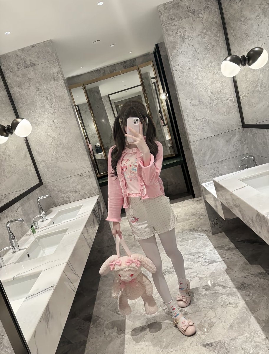 xiaxing260119's tweet photo. 今天是母亲节，但是我是爸爸的乖女儿！
（｡ӧ◡ӧ｡） https://t.co/5fO8tuNzBR