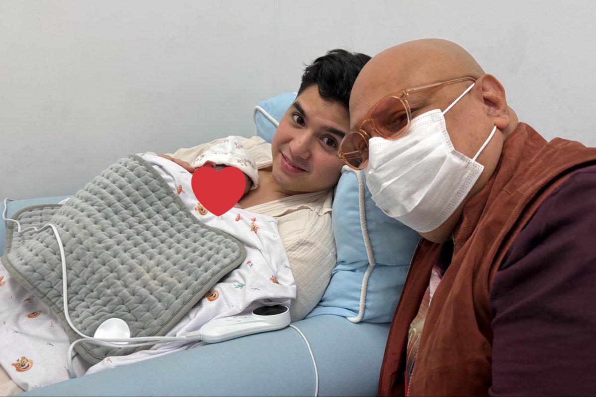 Setelah pernikahan EL Rumi dan Syifa, di mulai chapter baru sebagai Oma dan Opa… kelahiran cucu kami…. Kami Oda dan Ody sangat bahagia dan takjub bahwa chapter baru akan kita jalani
Setelah menemani hampir seharian di RS, bersama Mama Risa dan Papa Richard, melihat baby cantik