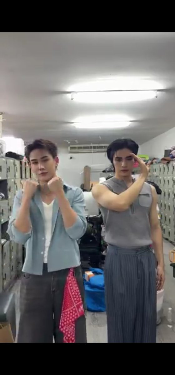 ยัยวายืนน่าจะนับจังหวะอยู่ 😆
#LoveofSilomTheSeries 
#รักแห่งสีลม