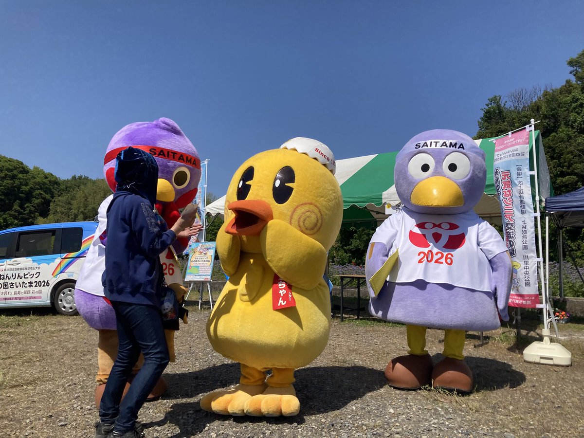 puchatomo's tweet photo. こうのす花まつり、その3
一年ぶりにひなちゃんに再会
そして埼玉県民でありながら初めて会う
コバトンandさいたまっちに感動

戸田ボートレースのブースで
レース1位を当てたのでみんなに自慢した。QUOカードもらった！
クマは最強です。
ね、ルネ。 https://t.co/8B4J9SywvC