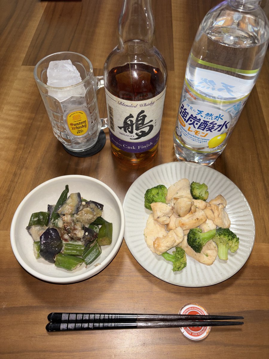 WktBvd's tweet photo. またまたゆうさんの貰い動画から、AIのほーがもっとスムーズに動くであろーワタクシのクリックプレイを今朝のバ★バ活からテニス肘サポーターデビューしたケイタの勇姿と共に載せときまーす。
んな訳で鶏ムネとブロッコリー炒め&amp;ナスとオクラの煮浸しで休日を〆るザンスね。
#バミューダ箸置き活用法 https://t.co/HHlasdl3hv