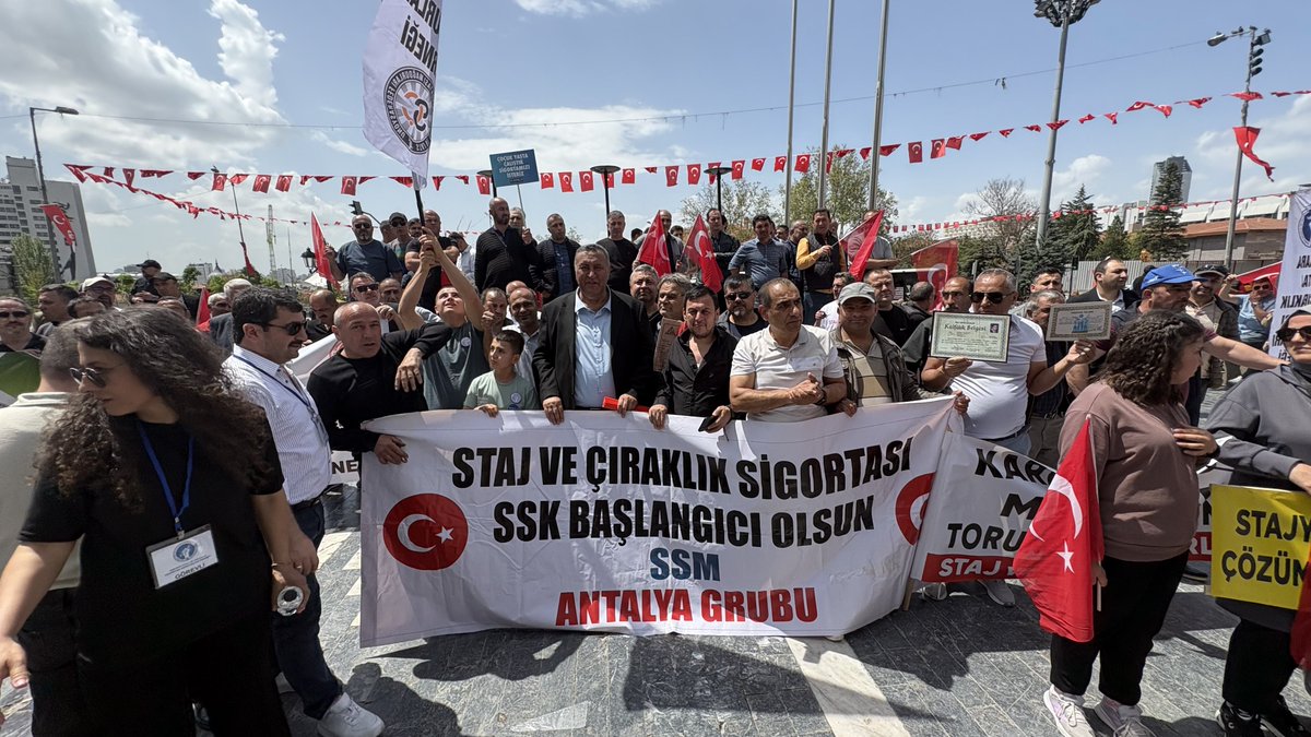 fethigurer's tweet photo. Staj ve Çırak haklı mücadeleleri destekliyoruz.
Ulus Meydanında yanlarında olduk.
#StajyerÇırakHakArayacak #StajyerÇırağaTamSigortaHakkıVerilsin
#StajÇıraklıkSgkBaşlangıcıOlsun https://t.co/ZNVUVQ6CHB