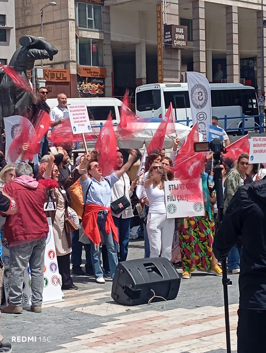 yasarerdempenbe's tweet photo. Daha bu başlangıç 
Haykırarak alacağız hakkımızı 
Hak hukuk adalet için ✊🏼 ✊🏼 

#StajyerÇırakDiyorki 
#SaraylarSizinUlusBizim https://t.co/LzYLEpV7V9