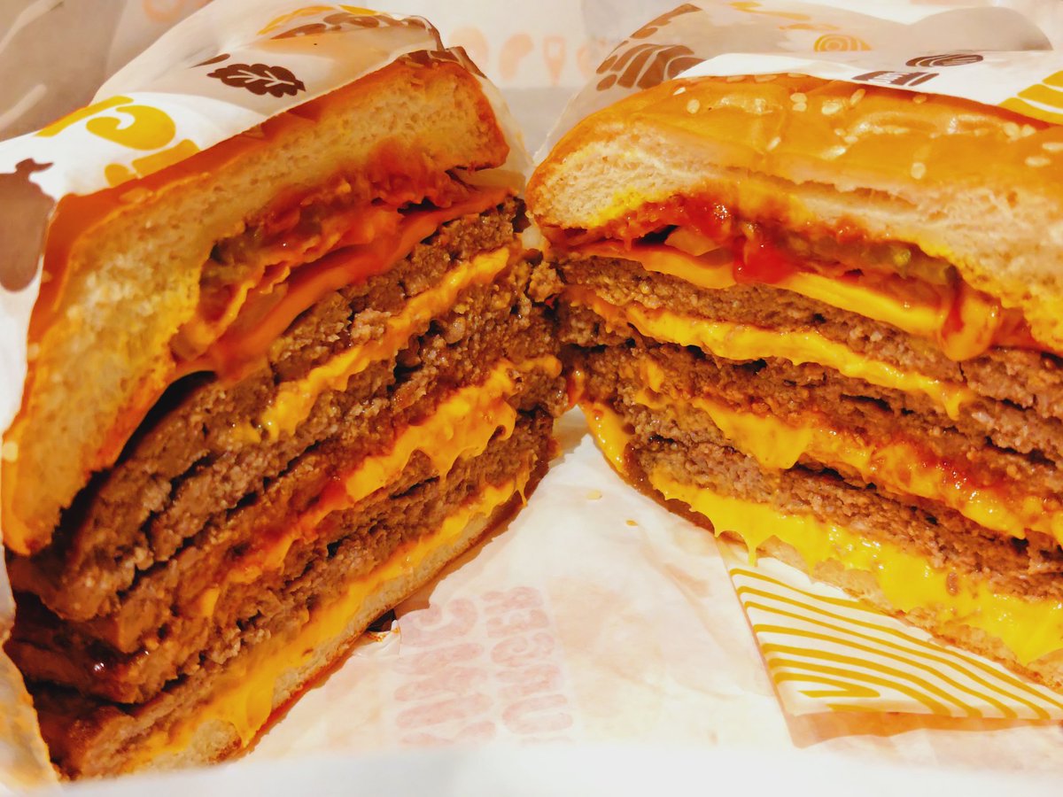 ArthurD_7's tweet photo. バーガーキングで二代目ベイビーボディバーガーを喰ってきました。
相変わらずバカでかいバーガーですが、ハーフカットにしてもらったので食べやすかった気がします。
美味い。

#飯テロ神くー団 https://t.co/Hkr5vkHp5Z