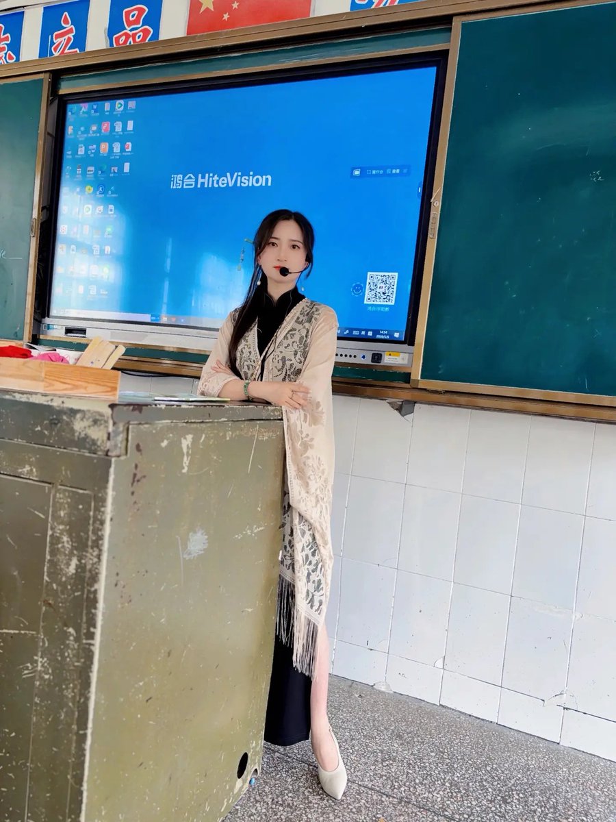 42岁的常德紫霞老师，优雅从容，课堂上依然闪闪发光✨ https://t.co/XXpMht2K5B