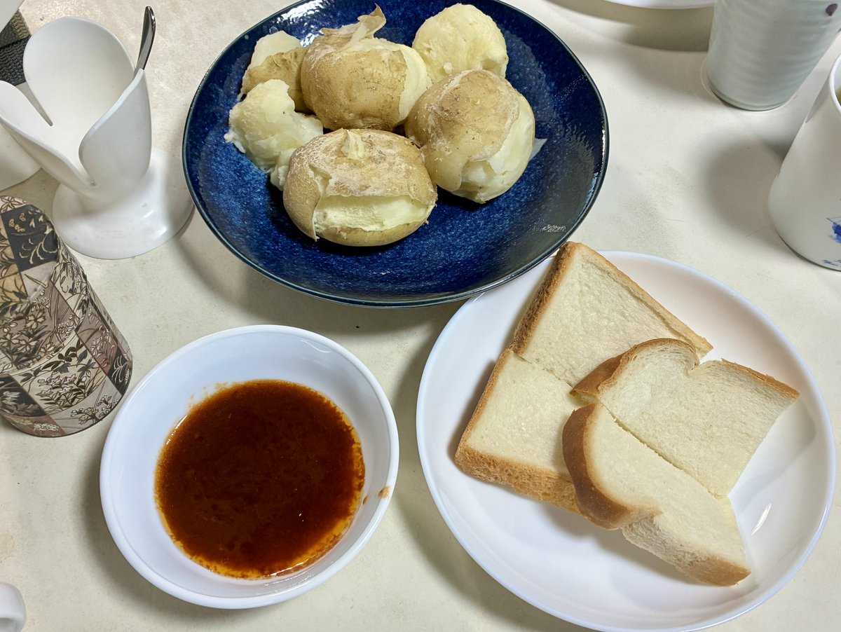 selfcontrorl's tweet photo. お疲れ様です😌
母の日の晩ご飯です。

ミニケーキアソート
ハンバーグ
じゃがバター
パン(ハンバーグのソースの
　分量を間違えて余ったらしい)

じゃがいもが割れました😅
味は美味しかったです😅

#おうちごはん
#母の日 https://t.co/VP2azXKMhA