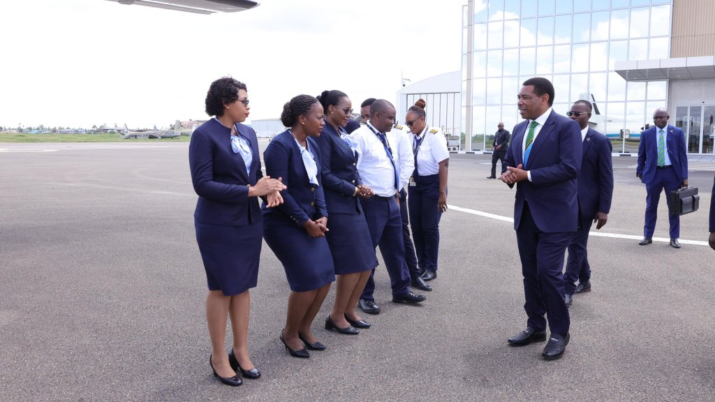 Hakingowi's tweet photo. 📍Dar es Salaam

▪️DKT. MWIGULU KUMUWAKILISHA RAIS DKT. SAMIA MKUTANO WA USHIRIKIANO AFRIKA NA UFARANSA, NCHINI KENYA

WAZIRI MKUU, Dkt. Mwigulu Nchemba, leo Mei 10, 2026 ameondoka nchini kuelekea Nairobi, Kenya ambako anatarajia kumuwakilisha Rais wa Jamhuri ya Muungano wa Tanzania, Dkt. Samia Suluhu Hassan, katika Mkutano wa Ushirikiano wa Afrika na Ufaransa (Africa Forward: Africa–France Partnership for Innovation and Growth Summit) utakaofanyika Mei 11–12, 2026.

Lengo la mkutano huo ni kuendelea kuimarisha ushirikiano kati ya Afrika na Ufaransa katika sekta mbalimbali ikiwemo biashara, teknolojia, nishati, afya, Akili Unde (AI), kilimo, uchumi wa buluu pamoja na viwanda.

Aidha, mkutano huo unalenga kukuza uwekezaji mpya kati ya Afrika na kampuni za Ufaransa, kujenga ushirikiano unaotajwa kuwa wa usawa, pamoja na kujadili mageuzi ya mfumo wa fedha na maendeleo endelevu ya Afrika.

Mkutano huo wa Wakuu wa Nchi na Serikali unawakutanisha wadau wa maendeleo, wawekezaji pamoja na sekta binafsi, na umeandaliwa kwa ushirikiano kati ya Rais wa Jamhuri ya Kenya, Mheshimiwa William Samoei Ruto, na Rais wa Jamhuri ya Ufaransa, Mheshimiwa Emmanuel Macron.