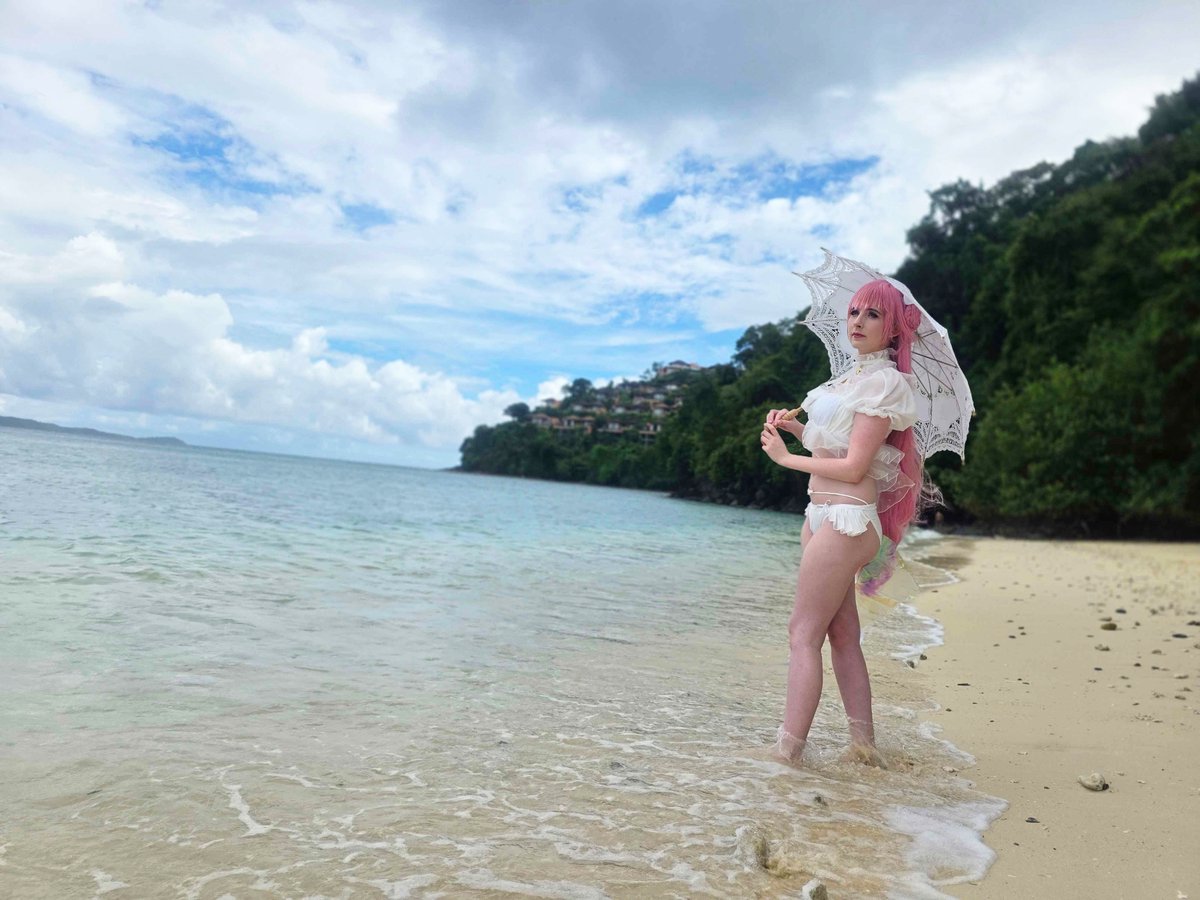 SmolMoonie's tweet photo. Why that look?
Does seeing me in this outfit surprise you?🪽

A perfect time to post my photos from Phuket 🩷 
#NIKKE #NIKKEcosplay #dorothy #dorothyserendipity #Doro https://t.co/Ma7i2NXNy4