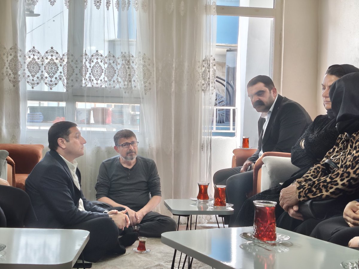 karadagferhatt's tweet photo. 📍 Bozova

İl yöneticilerimiz, Bozova İlçe Başkanımız, Kadın Kolları Genel Başkan Yardımcımız Şükran Güzel Zent, Kadın Kolları İl Başkanımız, Gençlik Kolları il Başkanımız Muhammed Üveys İzol ve Bozova Kadın Kolları Başkanımız ile birlikte;
Anneler Günü vesilesiyle, kısa süre önce Bozova ilçemizde yaşanan acı ve kabul edilemez olay sonucu hayatını kaybeden Muhammed Kendirci kardeşimizin ailesini ziyaret ettik.
Acılı ailemize sabır ve metanet diliyor, Muhammed kardeşimize Allah’tan rahmet diliyoruz.
Cumhuriyet Halk Partisi olarak, yaşanan bu olayın ve sürecin takipçisi olmaya devam edeceğiz.

#annelergünükutluolsun
#AnnelerGünü

@herkesicinCHP @eczozgurozel @GuzelZent @uveysizol @KadirGl29643742