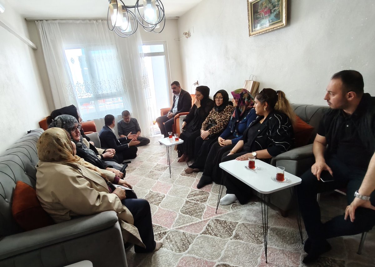 karadagferhatt's tweet photo. 📍 Bozova

İl yöneticilerimiz, Bozova İlçe Başkanımız, Kadın Kolları Genel Başkan Yardımcımız Şükran Güzel Zent, Kadın Kolları İl Başkanımız, Gençlik Kolları il Başkanımız Muhammed Üveys İzol ve Bozova Kadın Kolları Başkanımız ile birlikte;
Anneler Günü vesilesiyle, kısa süre önce Bozova ilçemizde yaşanan acı ve kabul edilemez olay sonucu hayatını kaybeden Muhammed Kendirci kardeşimizin ailesini ziyaret ettik.
Acılı ailemize sabır ve metanet diliyor, Muhammed kardeşimize Allah’tan rahmet diliyoruz.
Cumhuriyet Halk Partisi olarak, yaşanan bu olayın ve sürecin takipçisi olmaya devam edeceğiz.

#annelergünükutluolsun
#AnnelerGünü

@herkesicinCHP @eczozgurozel @GuzelZent @uveysizol @KadirGl29643742