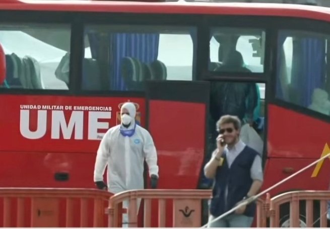 Si en esta foto de hoy no ves la estafa y el circo que te han montado con el hantavirus, exactamente igual que en 2020 con el coronavirus, es que votas a Pedro Sánchez y te encanta tragártelas dobladas.