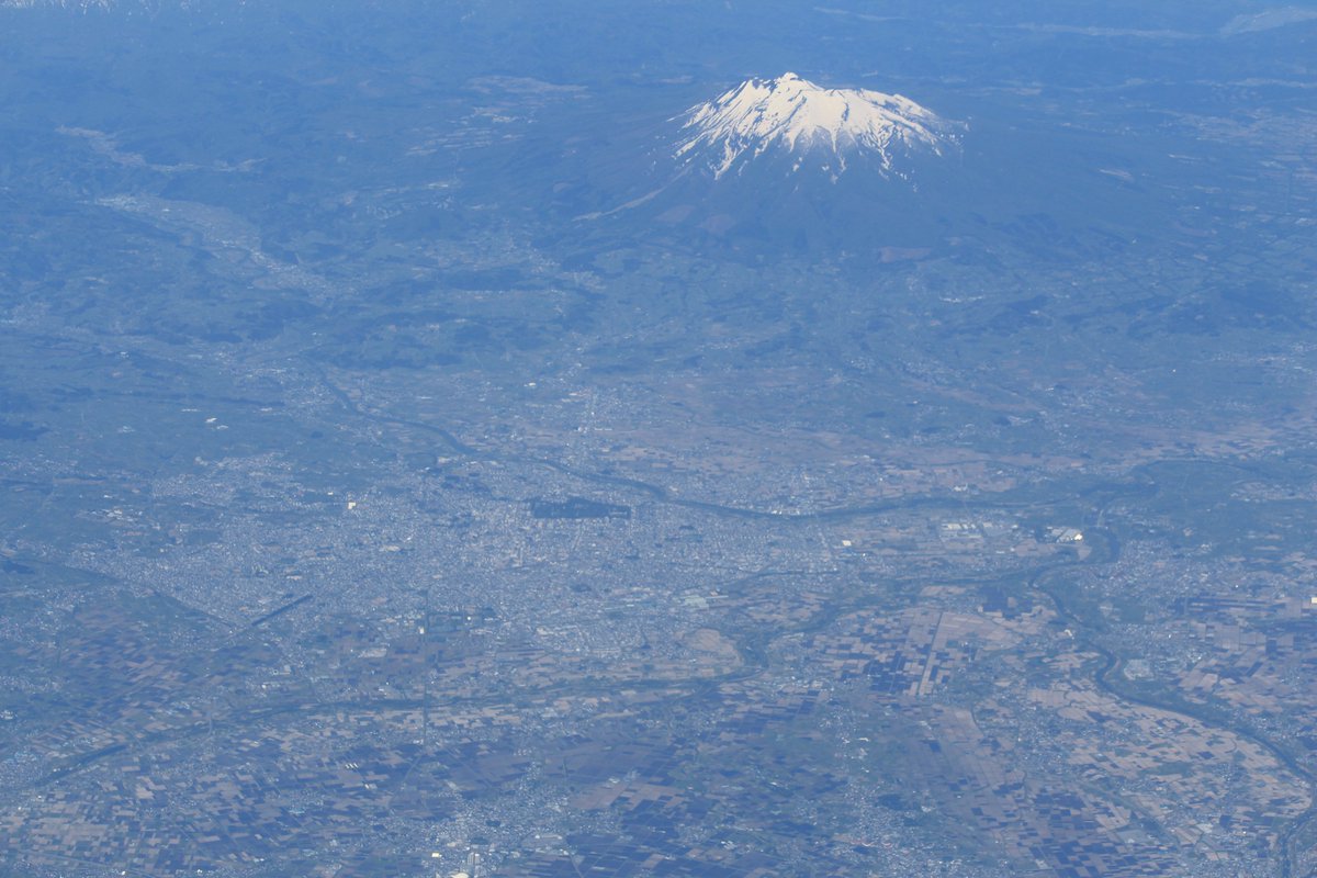 本日は北海道へ。 ✈羽田発新千歳行、奥羽山脈の上空を飛行。 ①出羽