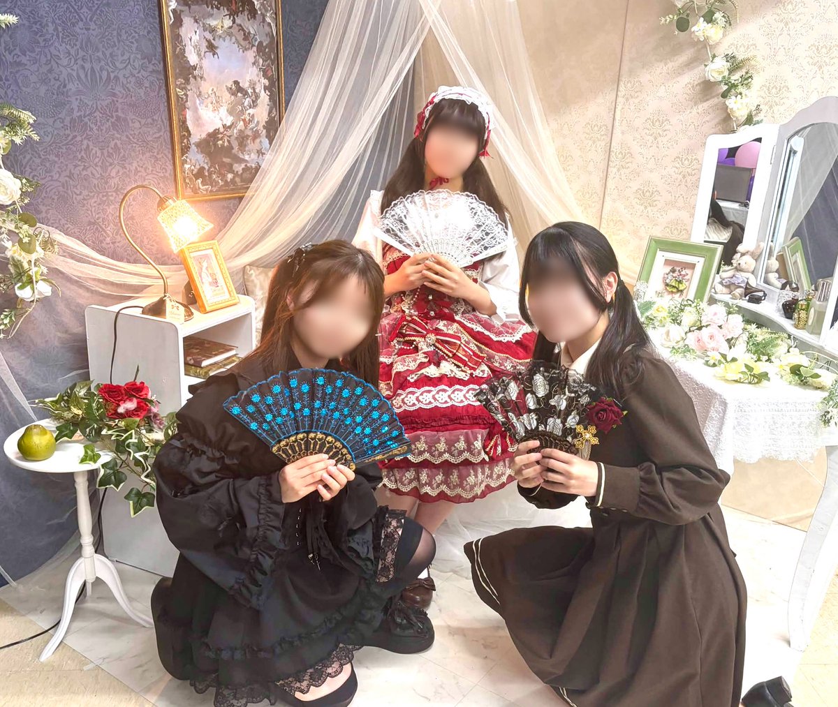 OU_ojousamaclub's tweet photo. 【学祭ふりかえり📸Part1】
部内で撮影したものになりますわ！こちらではお嬢様のお部屋をモチーフにしたフォトスポットを作成いたしました🎶
みなさま、当日はお楽しみいただけたでしょうか？
改めまして、ご来場ありがとうございました🌹
#大阪大学お嬢様部
#いちょう祭
#お嬢様部 https://t.co/KPy4ZSG5PL