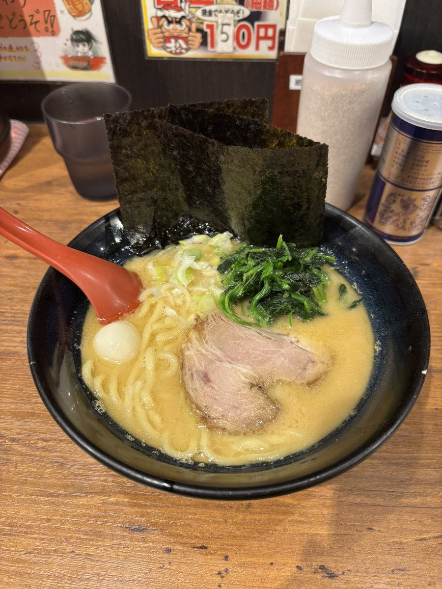 久々ラーメンを…

LIVE帰りに地元で…

家系の味濃いめでガッツリと🤣なんか、いつもと味が違う気がする…
麺が…

#松壱家 
#週に一度のラーメンの日