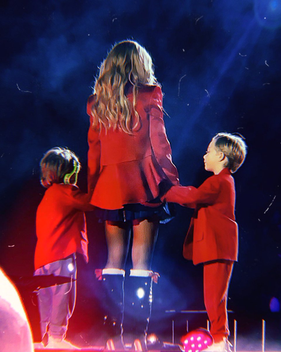 TropaDeAnahi's tweet photo. Feliz dia de las madres a la mejor mamá que Manu y Emi podrian tener @Anahi ❤️ https://t.co/pVWNjSNsnS