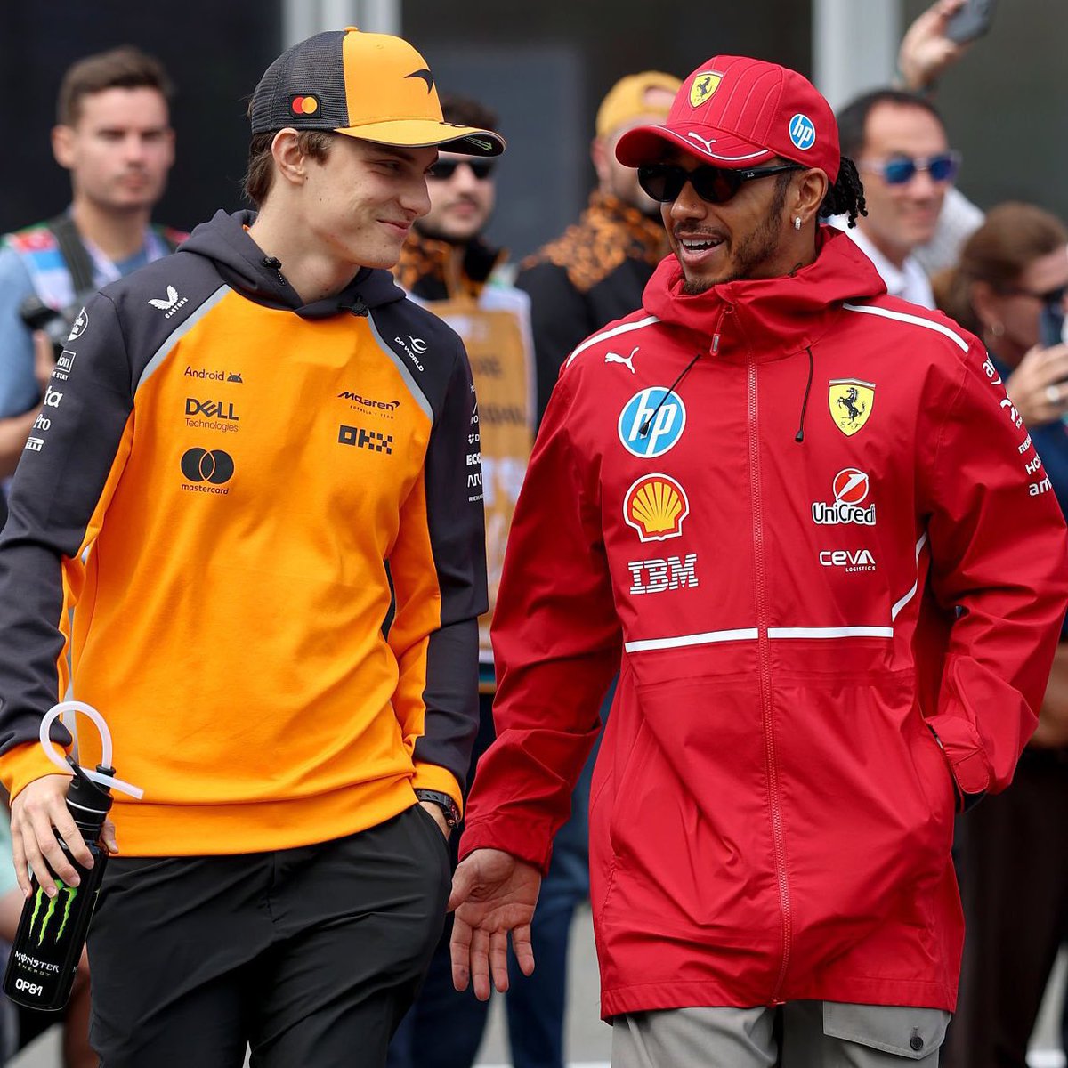 LH44NEWS's tweet photo. 🗣️ | Oscar Piastri fala sobre por que Lewis Hamilton é um dos maiores pilotos da história da Formula 1:

“Pelas estatísticas e também além delas, o impressionante sobre Lewis Hamilton não é apenas a quantidade de vitórias e títulos que ele tem. Mas também a forma como ele conquistou isso. Ele sempre foi muito limpo nas pistas; além disso, fez uma diferença muito grande no mundo, usando a F1 como plataforma.

Acho que isso é definitivamente algo que Lewis tem e que talvez nem todo piloto dessa categoria tenha.”