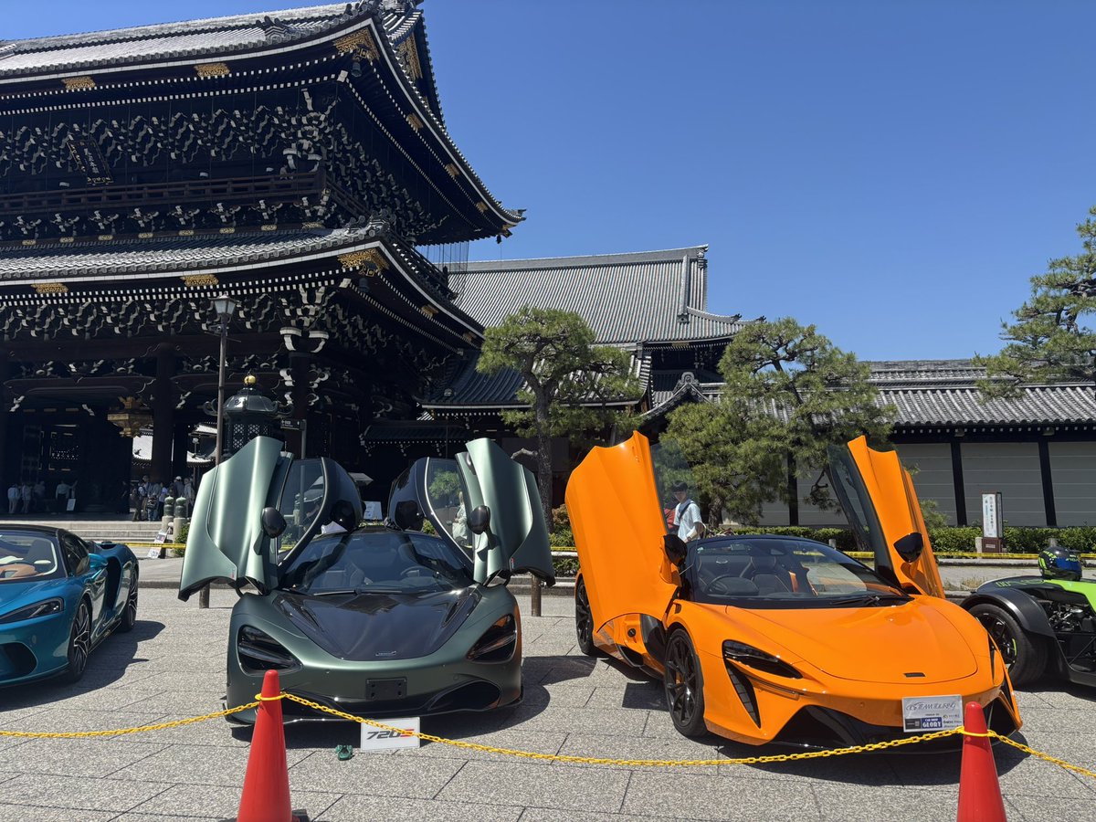 king_kazu_z's tweet photo. TEAMツーリング主催イベントで京都の東本願寺に車両展示させて頂きました😊
歴史ある場所に50台のスーパーカーが並ぶのは圧巻でした！

早朝峠ランで体力を使い果たしてほぼ京都タワーか寺内にいましたが、会場でお会いした皆さ��ありがとうございました🙏

ドアを上にあげるのも伝統芸能です。 https://t.co/yrgdWGBPuw