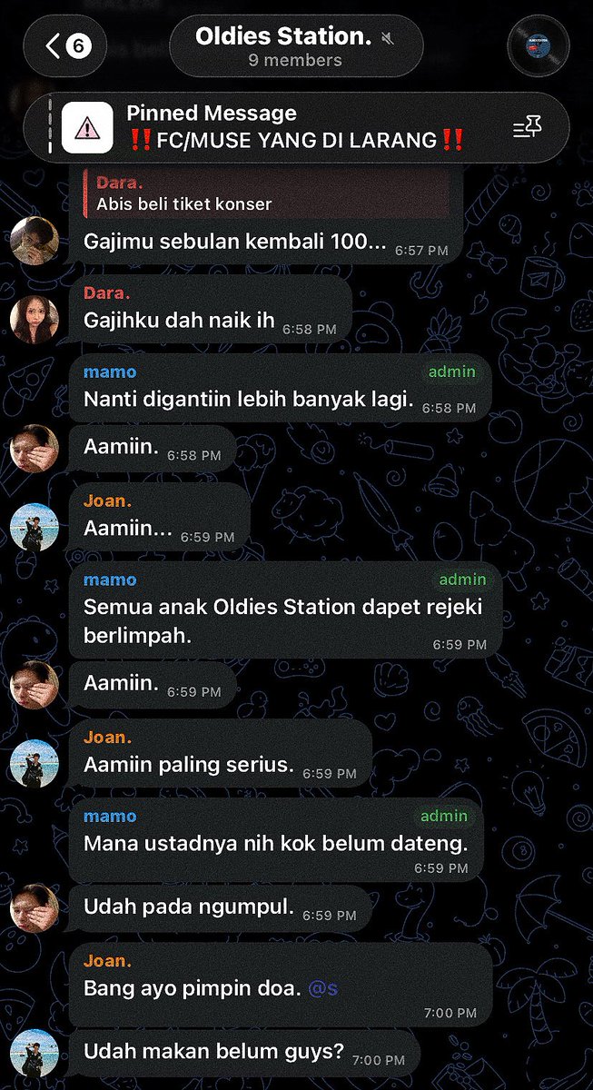 Blathercskite's tweet photo. Day 1 Oldies Station bisa jadi apa aja: Jadi jamaah pengajian.

#TXTdariOldies https://t.co/hTB6HWhcmg