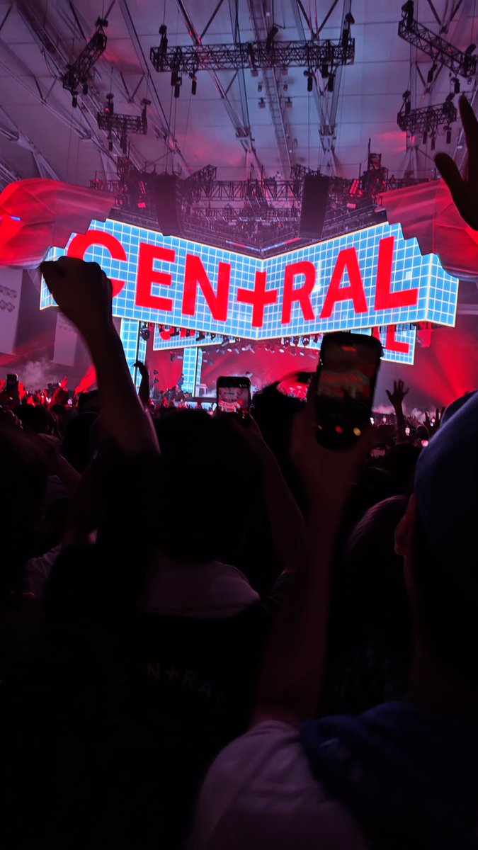 pdoragon_uranus's tweet photo. 5年前はコロナ禍で声出しが出来なかった。5年ぶりのKing Gnuライブの盛り上がりがハンパねぇ！そして大好きなIt's a small worldが聴けた😭
まぁ本人たちはほとんど見えなかったからモニター越しだったけど、熱かった！暑かった！楽しかった！
 #KingGnu 
#CENTRALTour2026 https://t.co/GtXmjYwcvR