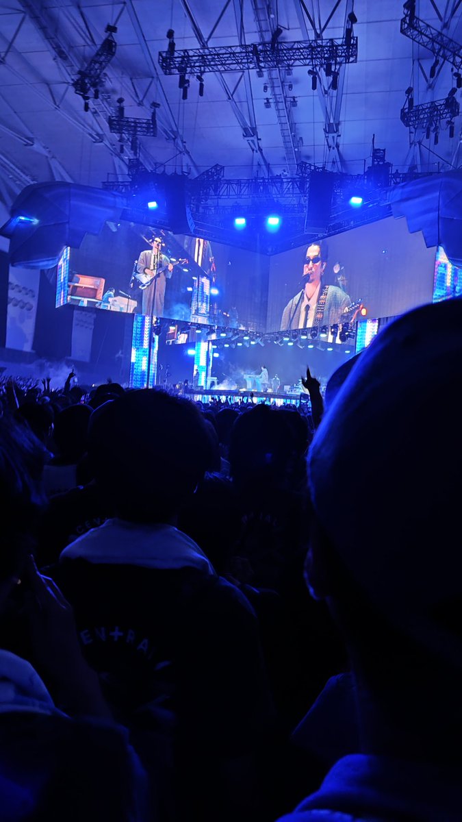 pdoragon_uranus's tweet photo. 5年前はコロナ禍で声出しが出来なかった。5年ぶりのKing Gnuライブの盛り上がりがハンパねぇ！そして大好きなIt's a small worldが聴けた😭
まぁ本人たちはほとんど見えなかったからモニター越しだったけど、熱かった！暑かった！楽しかった！
 #KingGnu 
#CENTRALTour2026 https://t.co/GtXmjYwcvR
