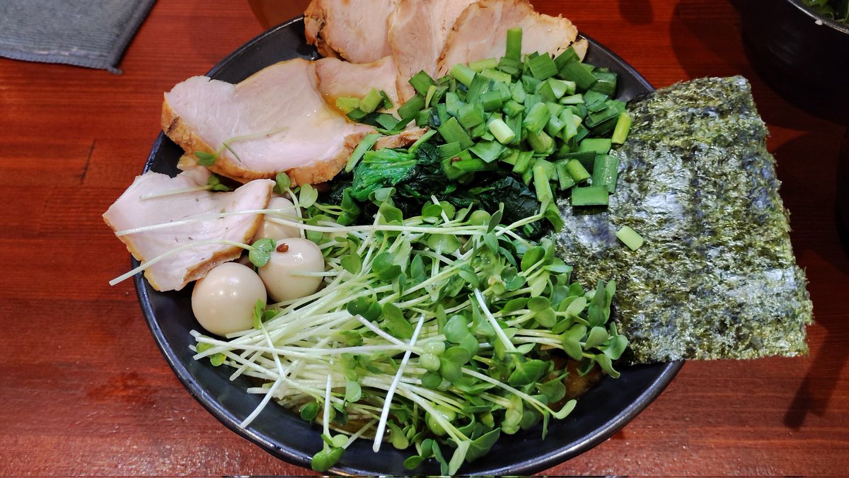 motoken109's tweet photo. いや～１か月以上行ってなかったわ～
お久しぶりの天王家。出店準備(だったっけ)の関係で自家製麺はお休み。今日はデフォの麺でいただく。安定のお味で本日も完飲完食～💯❤ごちそうさまでした。
天王家@寒川町　#天王家　#家系 https://t.co/c1Wl0zCQwa