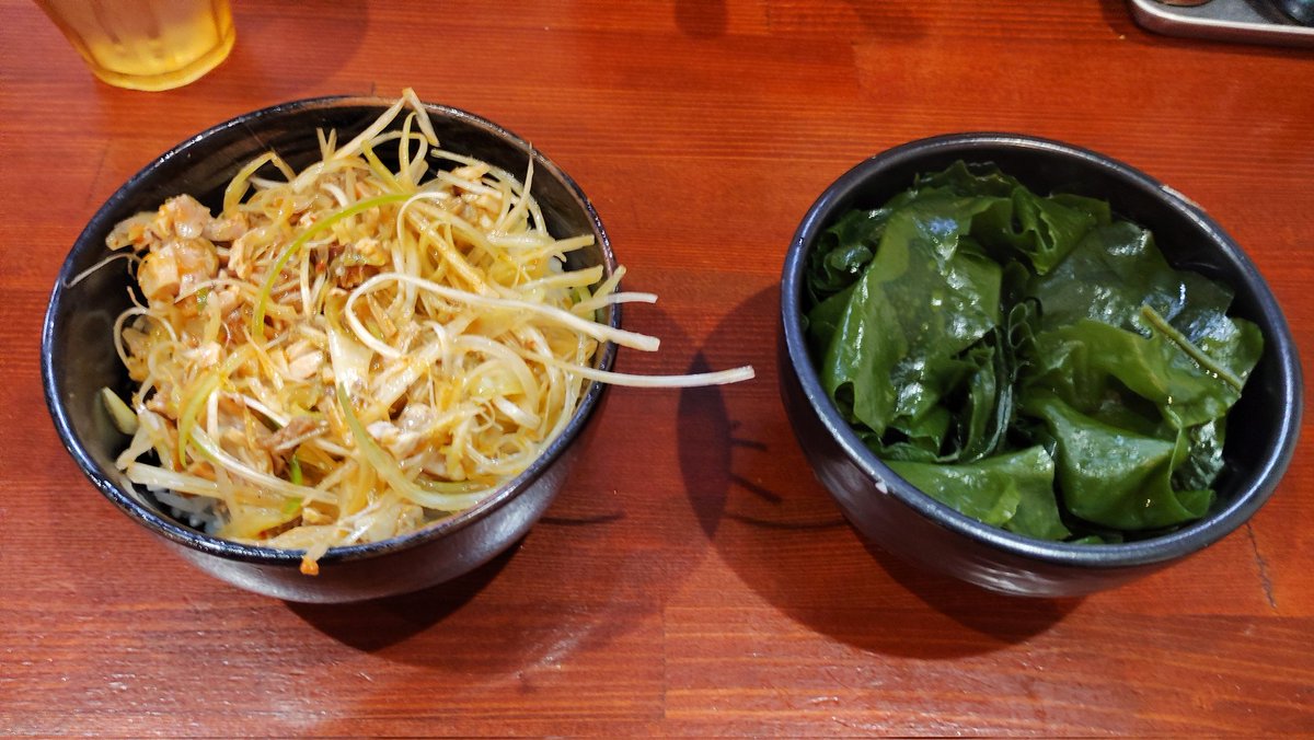 motoken109's tweet photo. いや～１か月以上行ってなかったわ～
お久しぶりの天王家。出店準備(だったっけ)の関係で自家製麺はお休み。今日はデフォの麺でいただく。安定のお味で本日も完飲完食～💯❤ごちそうさまでした。
天王家@寒川町　#天王家　#家系 https://t.co/c1Wl0zCQwa