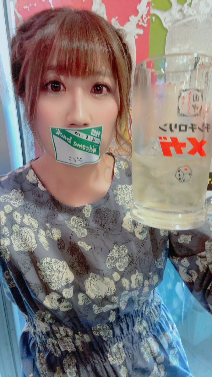 pi0420yo's tweet photo. ところでわりと酔っ払ってたと思うんですけどチェキちゃんと文字書いてたよね？
皆様お酒もたくさんありがとうございました😘🍻💓

こちらは打ち上げの様子 https://t.co/Xvx6yDRbmO