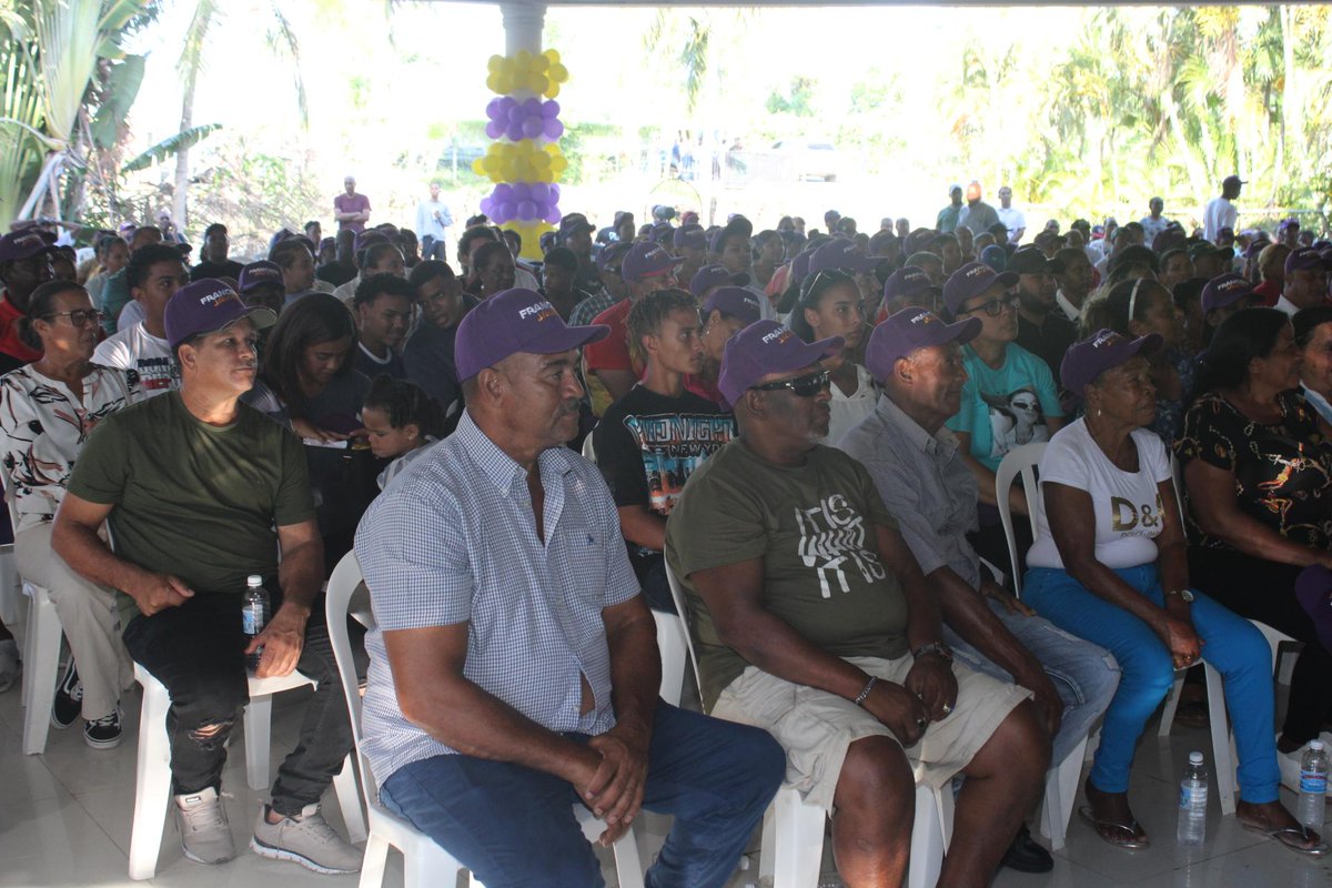 SamuellMolina's tweet photo. i Que nada nos distraiga! En Puerto Plata, Francisco Javier García, recibe contundente respaldo como aspirante a la candidatura presidencial del PLD, y quien será el próximo candidato y seguro Presidente de la República. i A trabajar! https://t.co/5cAhjiv60n